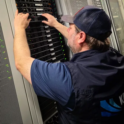 KMCS.it engineer working on a server rack in the data center